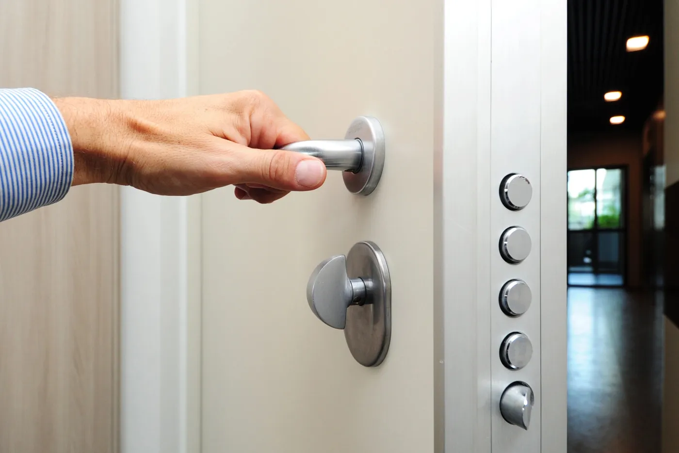 Serrure multipoints sur une porte renforcée dans le Val-d'Oise